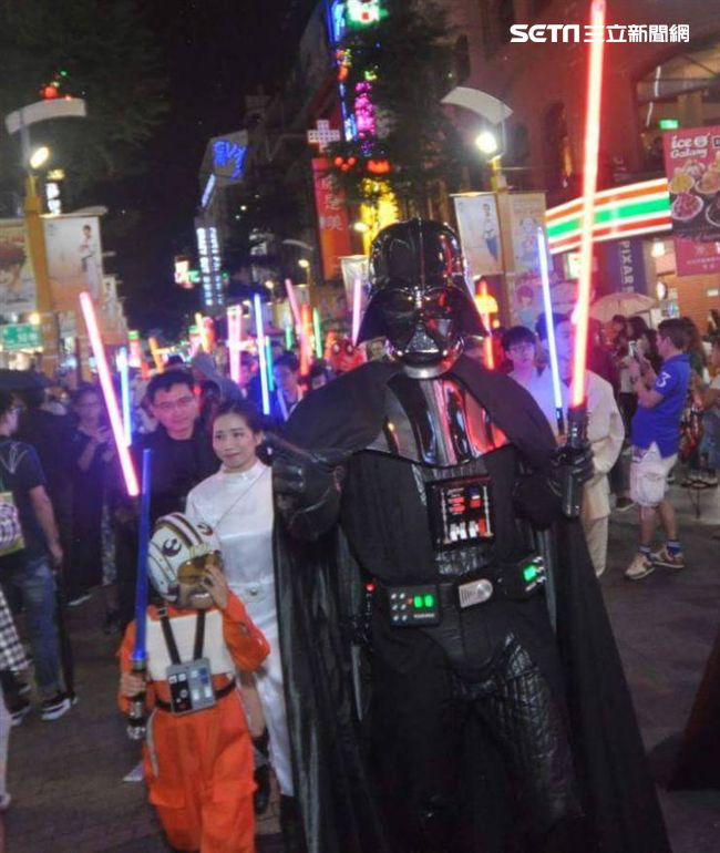超過200多位星戰迷西門町大規模遊行，星際大戰人物 黑武士、尤達、路克·天行者、基羅·雷恩、歐比王·肯諾比大集合，正邪大對決包場星際大戰:最後的絕地。（記者邱榮吉/攝影）