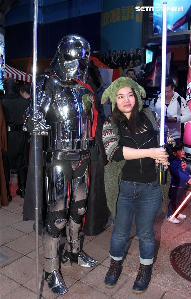 超過200多位星戰迷西門町大規模遊行，星際大戰人物 黑武士、尤達、路克·天行者、基羅·雷恩、歐比王·肯諾比大集合，正邪大對決包場星際大戰:最後的絕地。（記者邱榮吉/攝影）