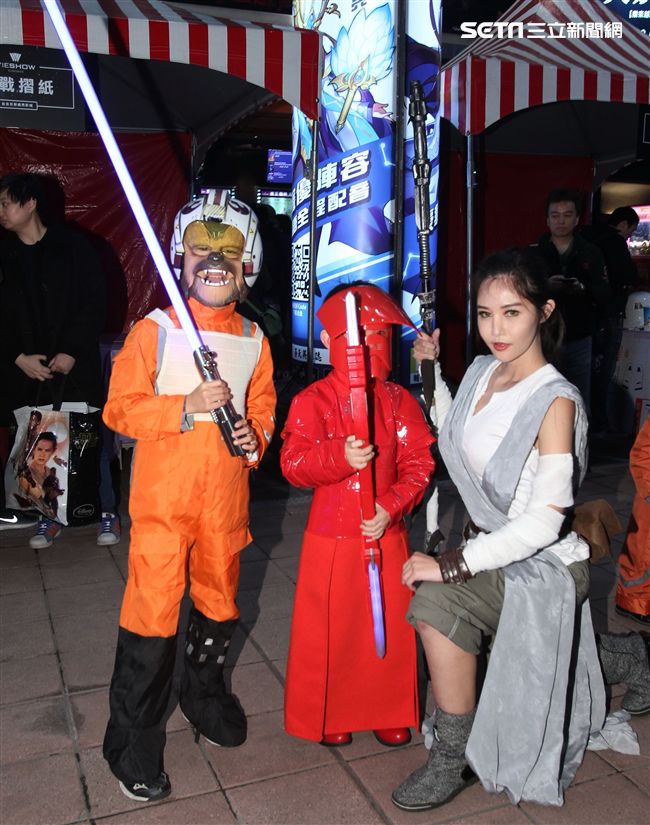 超過200多位星戰迷西門町大規模遊行，星際大戰人物 黑武士、尤達、路克·天行者、基羅·雷恩、歐比王·肯諾比大集合，正邪大對決包場星際大戰:最後的絕地。（記者邱榮吉/攝影）