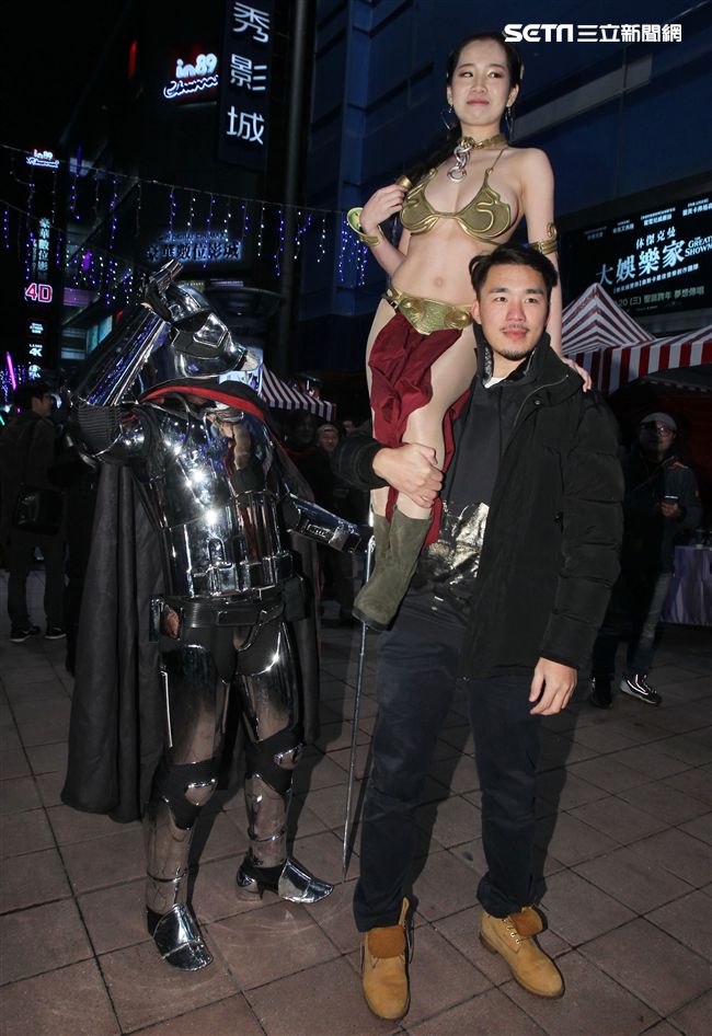 超過200多位星戰迷西門町大規模遊行，星際大戰人物 黑武士、尤達、路克·天行者、基羅·雷恩、歐比王·肯諾比大集合，正邪大對決包場星際大戰:最後的絕地。（記者邱榮吉/攝影）