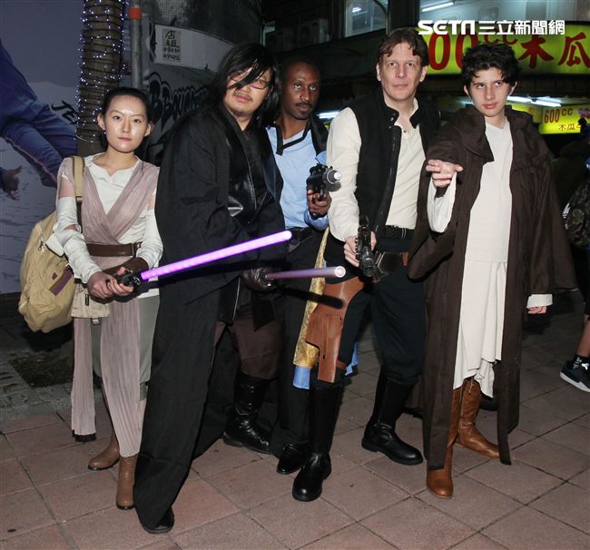 超過200多位星戰迷西門町大規模遊行，星際大戰人物 黑武士、尤達、路克·天行者、基羅·雷恩、歐比王·肯諾比大集合，正邪大對決包場星際大戰:最後的絕地。（記者邱榮吉/攝影）