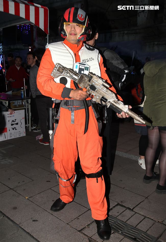 超過200多位星戰迷西門町大規模遊行，星際大戰人物 黑武士、尤達、路克·天行者、基羅·雷恩、歐比王·肯諾比大集合，正邪大對決包場星際大戰:最後的絕地。（記者邱榮吉/攝影）