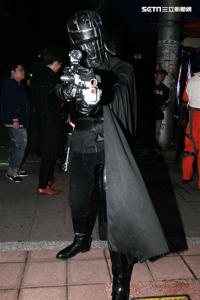 超過200多位星戰迷西門町大規模遊行，星際大戰人物 黑武士、尤達、路克·天行者、基羅·雷恩、歐比王·肯諾比大集合，正邪大對決包場星際大戰:最後的絕地。（記者邱榮吉/攝影）