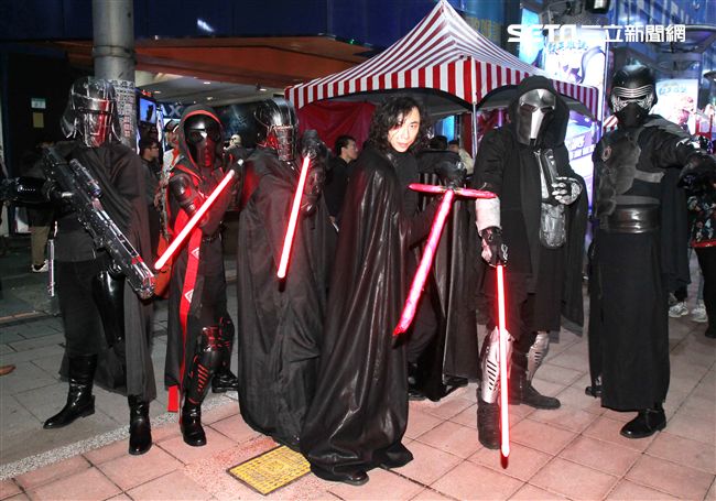 超過200多位星戰迷西門町大規模遊行，星際大戰人物 黑武士、尤達、路克·天行者、基羅·雷恩、歐比王·肯諾比大集合，正邪大對決包場星際大戰:最後的絕地。（記者邱榮吉/攝影）
