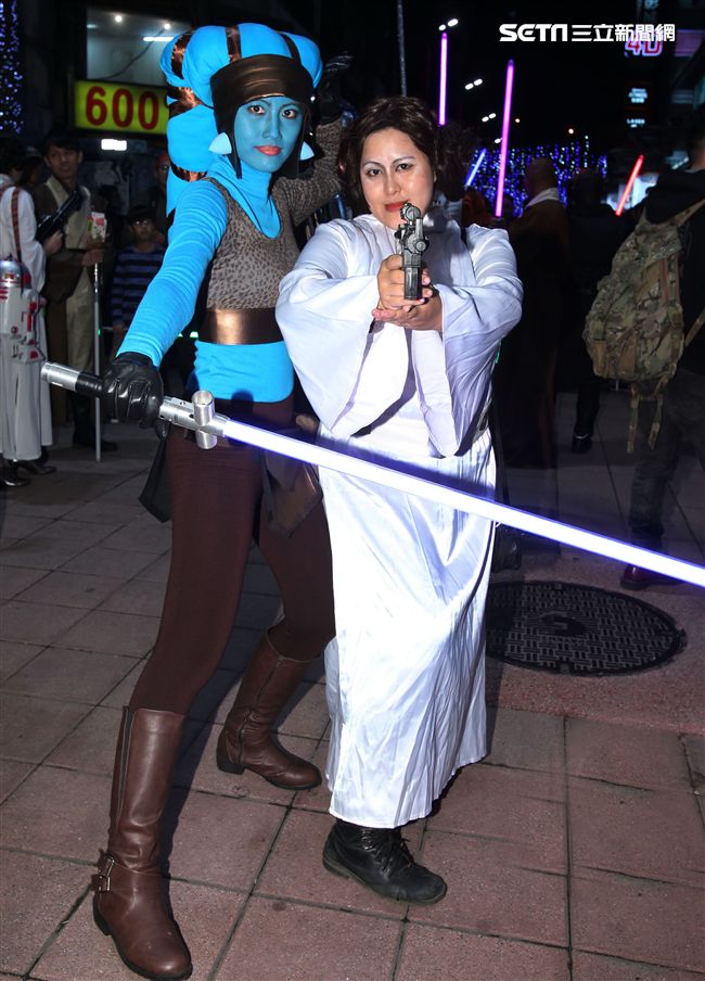 超過200多位星戰迷西門町大規模遊行，星際大戰人物 黑武士、尤達、路克·天行者、基羅·雷恩、歐比王·肯諾比大集合，正邪大對決包場星際大戰:最後的絕地。（記者邱榮吉/攝影）