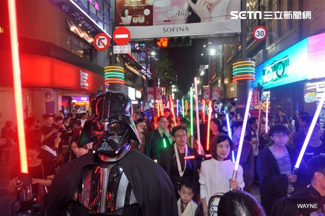 超過200多位星戰迷西門町大規模遊行，星際大戰人物 黑武士、尤達、路克·天行者、基羅·雷恩、歐比王·肯諾比大集合，正邪大對決包場星際大戰:最後的絕地。（記者邱榮吉/攝影）