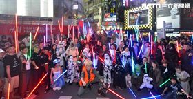 超過200多位星戰迷西門町大規模遊行，星際大戰人物 黑武士、尤達、路克·天行者、基羅·雷恩、歐比王·肯諾比大集合，正邪大對決包場星際大戰:最後的絕地。（記者邱榮吉/攝影）