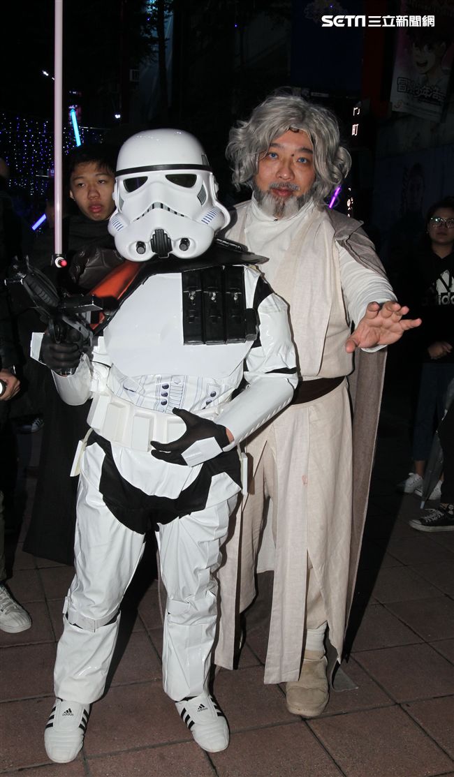 超過200多位星戰迷西門町大規模遊行，星際大戰人物 黑武士、尤達、路克·天行者、基羅·雷恩、歐比王·肯諾比大集合，正邪大對決包場星際大戰:最後的絕地。（記者邱榮吉/攝影）