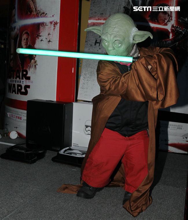 超過200多位星戰迷西門町大規模遊行，星際大戰人物 黑武士、尤達、路克·天行者、基羅·雷恩、歐比王·肯諾比大集合，正邪大對決包場星際大戰:最後的絕地。（記者邱榮吉/攝影）