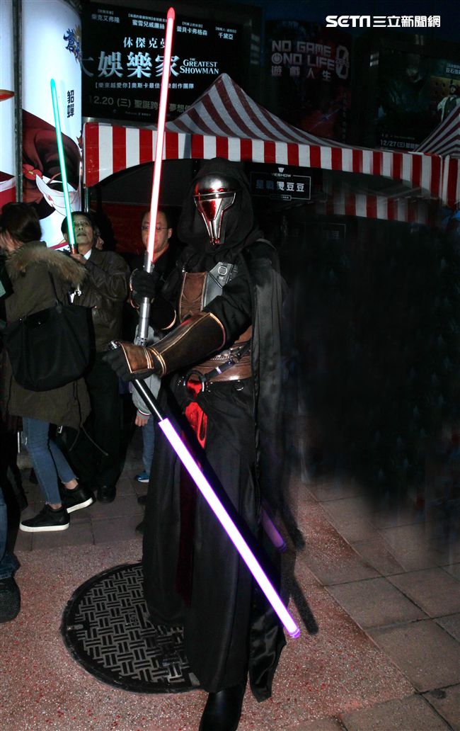 超過200多位星戰迷西門町大規模遊行，星際大戰人物 黑武士、尤達、路克·天行者、基羅·雷恩、歐比王·肯諾比大集合，正邪大對決包場星際大戰:最後的絕地。（記者邱榮吉/攝影）