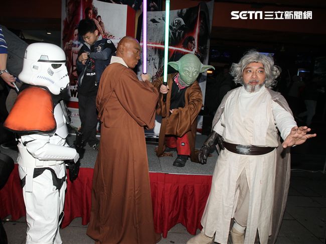 超過200多位星戰迷西門町大規模遊行，星際大戰人物 黑武士、尤達、路克·天行者、基羅·雷恩、歐比王·肯諾比大集合，正邪大對決包場星際大戰:最後的絕地。（記者邱榮吉/攝影）