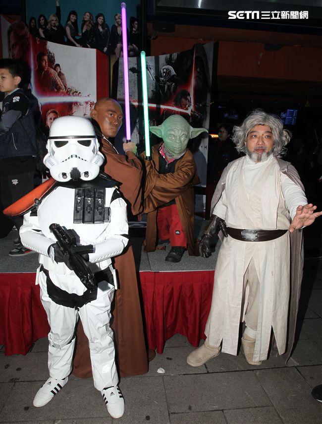 超過200多位星戰迷西門町大規模遊行，星際大戰人物 黑武士、尤達、路克·天行者、基羅·雷恩、歐比王·肯諾比大集合，正邪大對決包場星際大戰:最後的絕地。（記者邱榮吉/攝影）