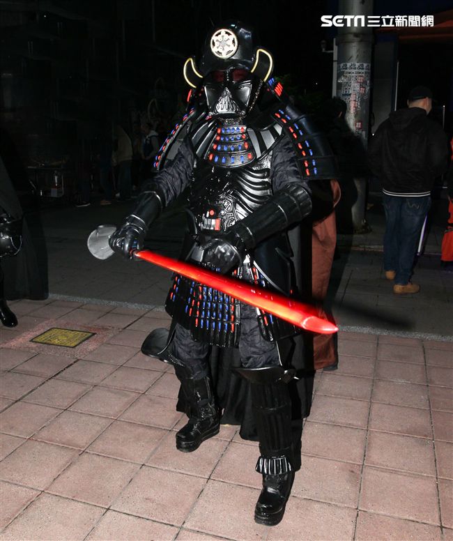 超過200多位星戰迷西門町大規模遊行，星際大戰人物 黑武士、尤達、路克·天行者、基羅·雷恩、歐比王·肯諾比大集合，正邪大對決包場星際大戰:最後的絕地。（記者邱榮吉/攝影）