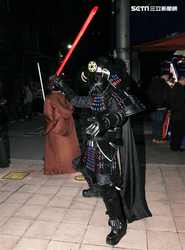超過200多位星戰迷西門町大規模遊行，星際大戰人物 黑武士、尤達、路克·天行者、基羅·雷恩、歐比王·肯諾比大集合，正邪大對決包場星際大戰:最後的絕地。（記者邱榮吉/攝影）