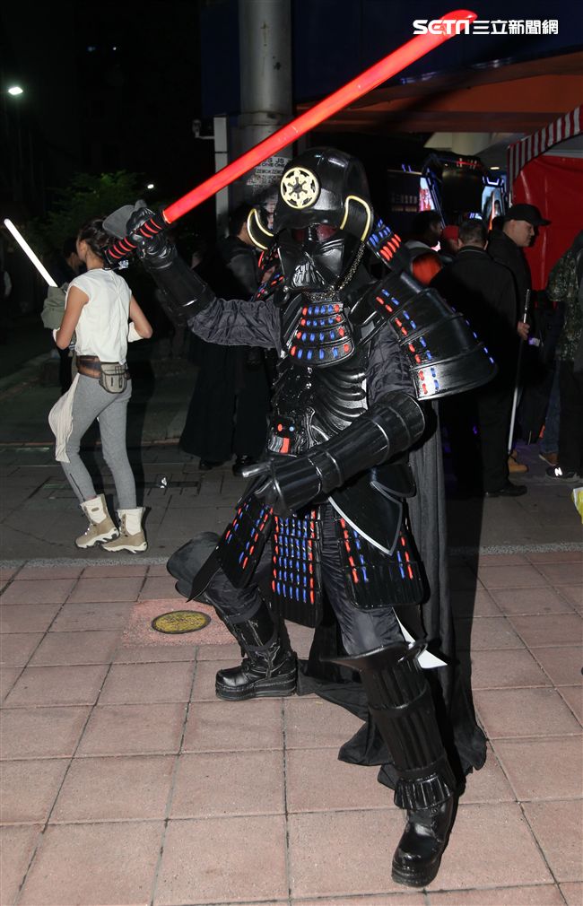 超過200多位星戰迷西門町大規模遊行，星際大戰人物 黑武士、尤達、路克·天行者、基羅·雷恩、歐比王·肯諾比大集合，正邪大對決包場星際大戰:最後的絕地。（記者邱榮吉/攝影）