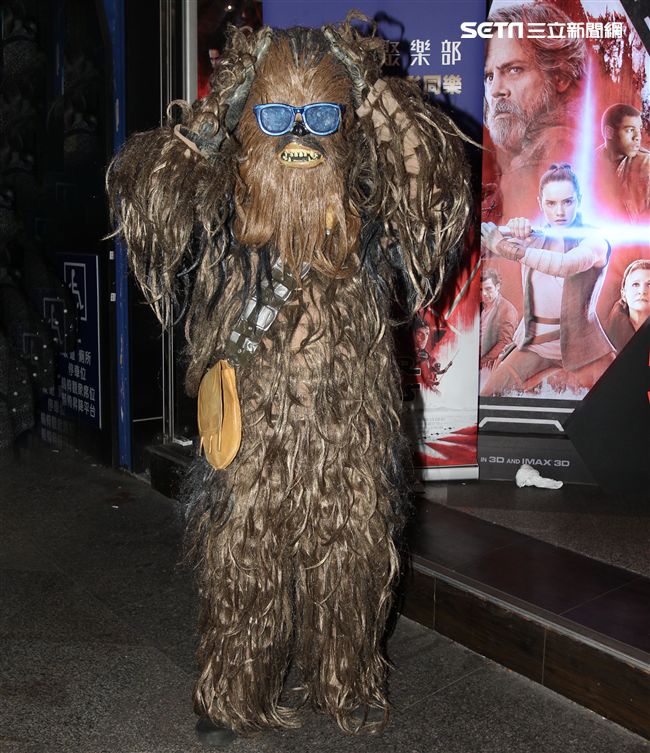 超過200多位星戰迷西門町大規模遊行，星際大戰人物 黑武士、尤達、路克·天行者、基羅·雷恩、歐比王·肯諾比大集合，正邪大對決包場星際大戰:最後的絕地。（記者邱榮吉/攝影）