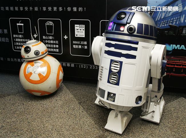 超過200多位星戰迷西門町大規模遊行，星際大戰人物 黑武士、尤達、路克·天行者、基羅·雷恩、歐比王·肯諾比大集合，正邪大對決包場星際大戰:最後的絕地。（記者邱榮吉/攝影）