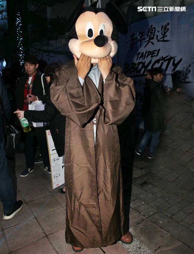 超過200多位星戰迷西門町大規模遊行，星際大戰人物 黑武士、尤達、路克·天行者、基羅·雷恩、歐比王·肯諾比大集合，正邪大對決包場星際大戰:最後的絕地。（記者邱榮吉/攝影）