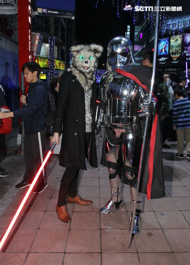 超過200多位星戰迷西門町大規模遊行，星際大戰人物 黑武士、尤達、路克·天行者、基羅·雷恩、歐比王·肯諾比大集合，正邪大對決包場星際大戰:最後的絕地。（記者邱榮吉/攝影）