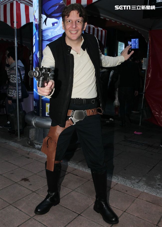 超過200多位星戰迷西門町大規模遊行，星際大戰人物 黑武士、尤達、路克·天行者、基羅·雷恩、歐比王·肯諾比大集合，正邪大對決包場星際大戰:最後的絕地。（記者邱榮吉/攝影）