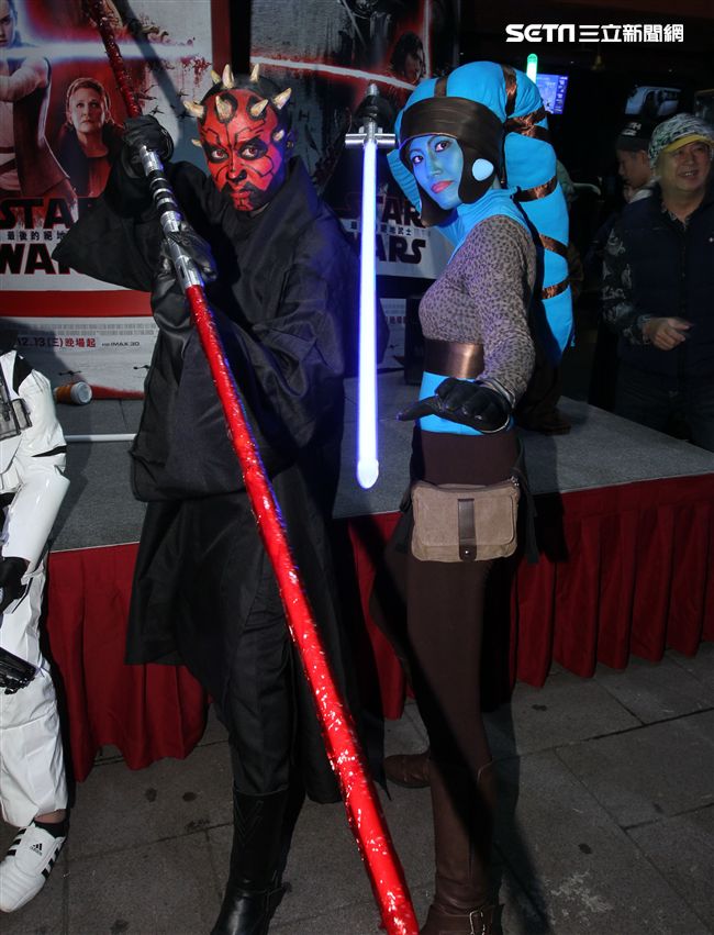 超過200多位星戰迷西門町大規模遊行，星際大戰人物 黑武士、尤達、路克·天行者、基羅·雷恩、歐比王·肯諾比大集合，正邪大對決包場星際大戰:最後的絕地。（記者邱榮吉/攝影）