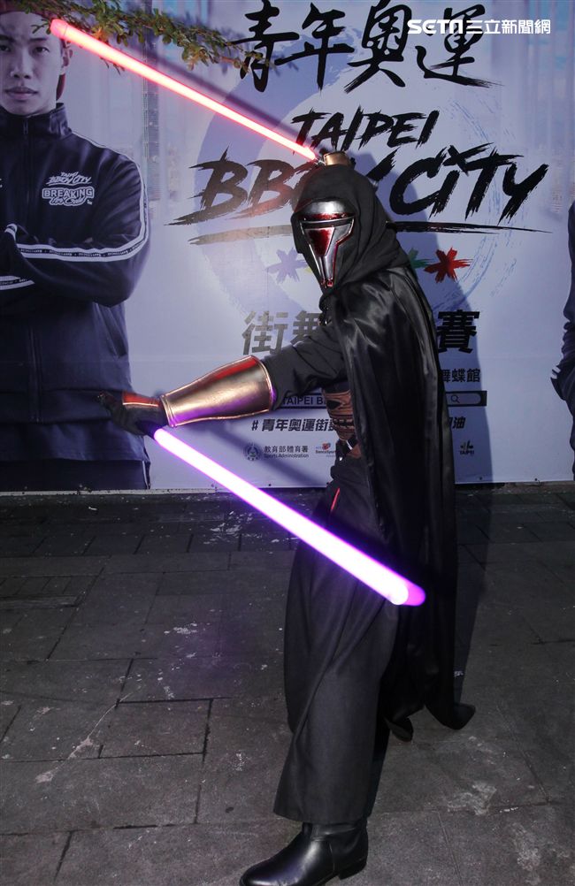 超過200多位星戰迷西門町大規模遊行，星際大戰人物 黑武士、尤達、路克·天行者、基羅·雷恩、歐比王·肯諾比大集合，正邪大對決包場星際大戰:最後的絕地。（記者邱榮吉/攝影）