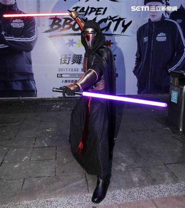 超過200多位星戰迷西門町大規模遊行，星際大戰人物 黑武士、尤達、路克·天行者、基羅·雷恩、歐比王·肯諾比大集合，正邪大對決包場星際大戰:最後的絕地。（記者邱榮吉/攝影）