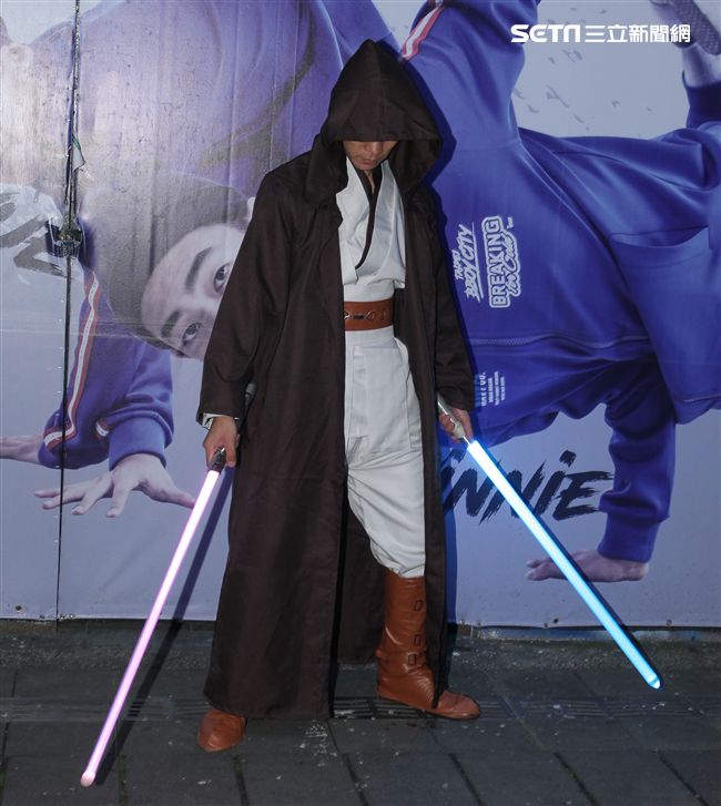 超過200多位星戰迷西門町大規模遊行，星際大戰人物 黑武士、尤達、路克·天行者、基羅·雷恩、歐比王·肯諾比大集合，正邪大對決包場星際大戰:最後的絕地。（記者邱榮吉/攝影）