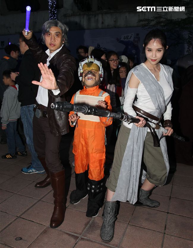超過200多位星戰迷西門町大規模遊行，星際大戰人物 黑武士、尤達、路克·天行者、基羅·雷恩、歐比王·肯諾比大集合，正邪大對決包場星際大戰:最後的絕地。（記者邱榮吉/攝影）