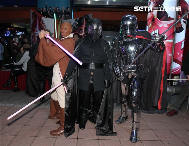 超過200多位星戰迷西門町大規模遊行，星際大戰人物 黑武士、尤達、路克·天行者、基羅·雷恩、歐比王·肯諾比大集合，正邪大對決包場星際大戰:最後的絕地。（記者邱榮吉/攝影）