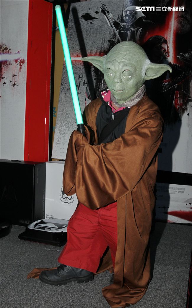 超過200多位星戰迷西門町大規模遊行，星際大戰人物 黑武士、尤達、路克·天行者、基羅·雷恩、歐比王·肯諾比大集合，正邪大對決包場星際大戰:最後的絕地。（記者邱榮吉/攝影）