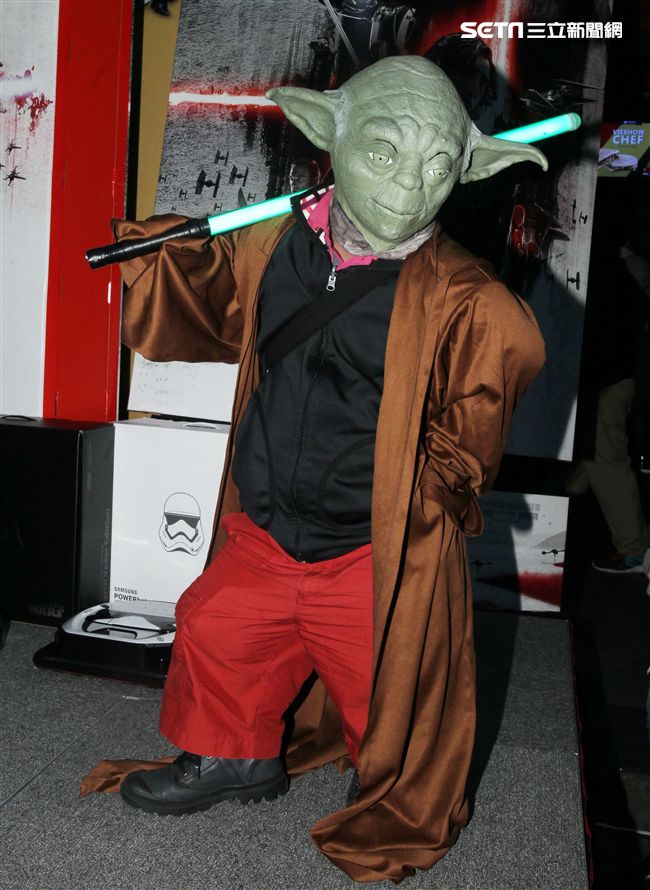 超過200多位星戰迷西門町大規模遊行，星際大戰人物 黑武士、尤達、路克·天行者、基羅·雷恩、歐比王·肯諾比大集合，正邪大對決包場星際大戰:最後的絕地。（記者邱榮吉/攝影）