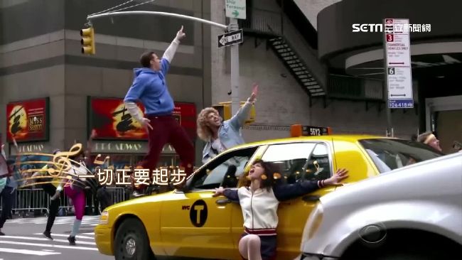街頭快閃！休傑克曼引擎蓋上跳舞