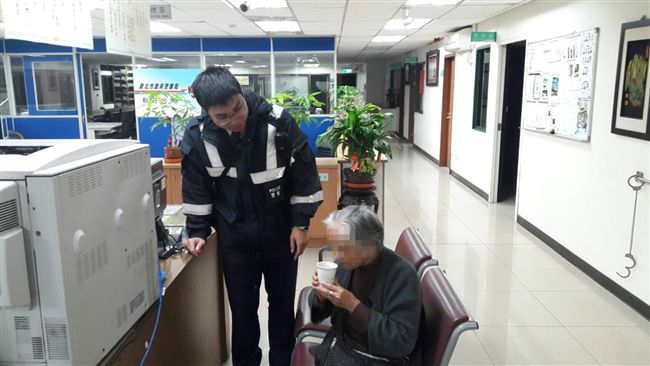 老嫗迷途誤上國道　警：不可能丟下妳