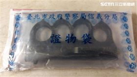 孫男騎車經過基隆路1段147巷口時，因交通違規遭警方攔下盤查，當場搜出管制刀械「手指虎」，孫男坦承該違禁物品是他所有，警方訊後將他依槍砲罪送辦（翻攝畫面）