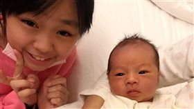 開心PO姊弟照被酸年齡差很多 洪百榕風度回應獲讚