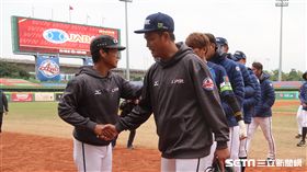 林振賢賽後和中職聯隊隊員握手致意。（圖／記者王怡翔攝）