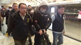 新竹市21歲的出姓男子，帶著26歲的張姓男子，以及2名剛滿18歲黃、何姓男子共4人，身上綁滿9公斤的K他命毒品，從馬來西亞搭機返台通關時遭警查獲，訊後依毒品罪送辦（翻攝畫面）