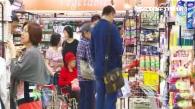 沒錢送禮怕失禮　女超市偷16罐啤酒