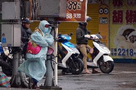 冷氣團發威　舉牌民眾全副武裝抗寒