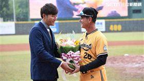 ▲旅美球星王維中獻花給雷諾。（圖／記者林辰彥攝影）