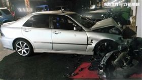 黃男開車行經清水路及仁愛路口時，撞上停在路旁的4輛機車，同車的吳男因右手臂骨折送醫，黃男則留在現場進行酒測，數值為0.3毫克，警方訊後依公共危險罪送辦（翻攝畫面）