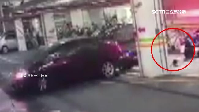 停地下室也被撞！騎士愛車遭轎車撞壞