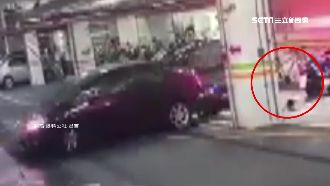 停地下室也被撞！騎士愛車遭轎車撞壞