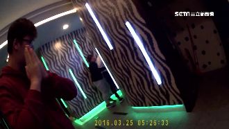 械鬥青年打成一團　女警噴辣椒水控制