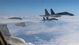 中國空軍多型戰機編隊12月11日「繞島巡航」，進行常態化遠洋訓練。（圖/翻攝新華社）