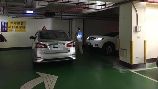 三寶把車停在這裡　困住全賣場顧客