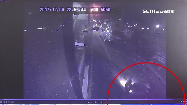 摔車怪救護車　消防員反控超車自摔！