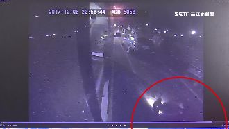 摔車怪救護車　消防員反控超車自摔！