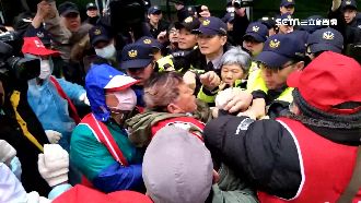 八百壯士遊行爆衝突　闖獨派帳棚拆旗